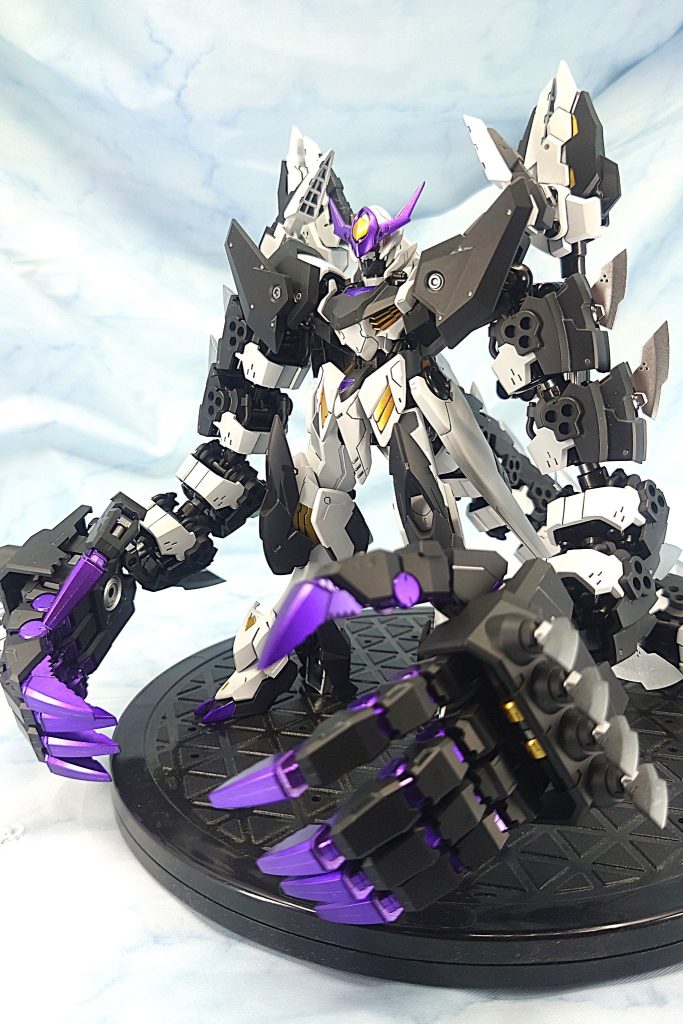 バルバトスルプスをベースにザガン、そしてコトブキヤのヘヴィウェポンユニットを装備して暴力の化身を作りました。