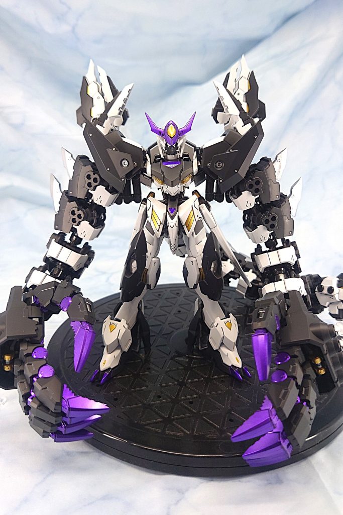 正面。ある日「あ、このバルバトス用の『中華製パーツ』カッコいい！次はこれ使ったやつ投稿用に改造しよう！」→規約違反に気づき中止。その後コトブキヤのHPで改造用のアイテム探し中に天啓が降りてきました。