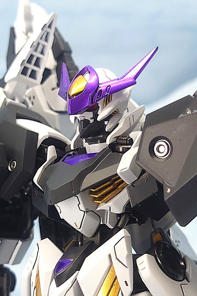 バストアップ。配色は中華で販売された白・黒・紫をした玄武カラーをベースにしています。あと個人的にパープルキャンディが大好物でこの配色にしました。ザガンフレームにルプスの胸部を付けるため、装甲の干渉する箇所を切り飛ばしています。
