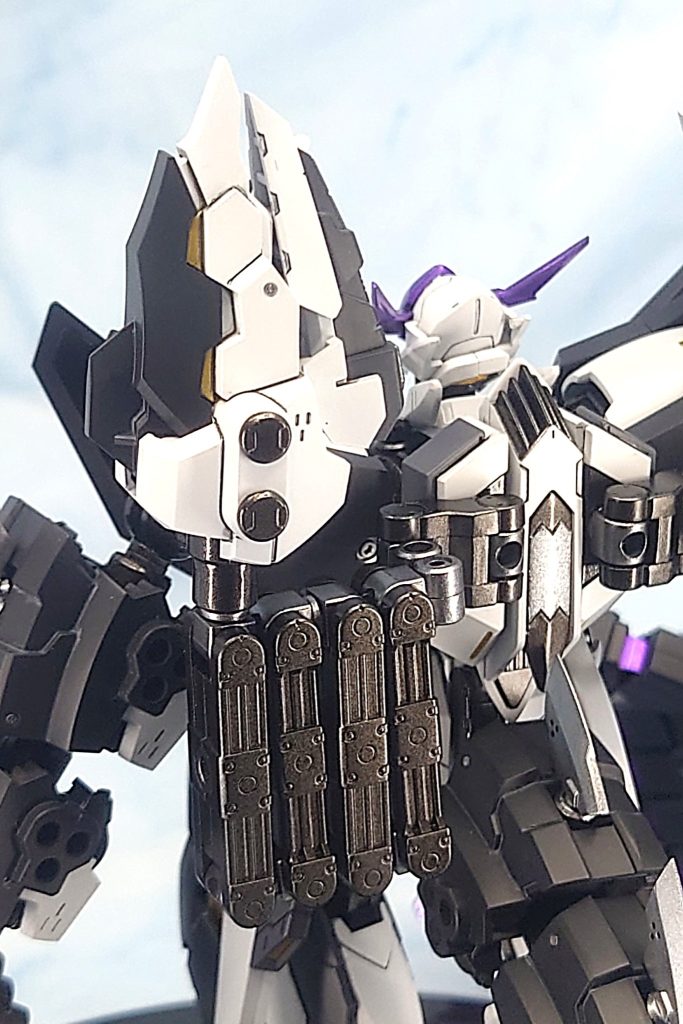 ジョイントマシマシでゴッテゴテ。ヘッドは本来ブレードを付けるのですが、クローパーツを使って開閉可能な口にしました。空いている3mm穴をコトブキヤのディテールカバーで隠したほか、メタルエッチングパーツとしてハイキューパーツのジーレップをアクセントに仕込んでいます。