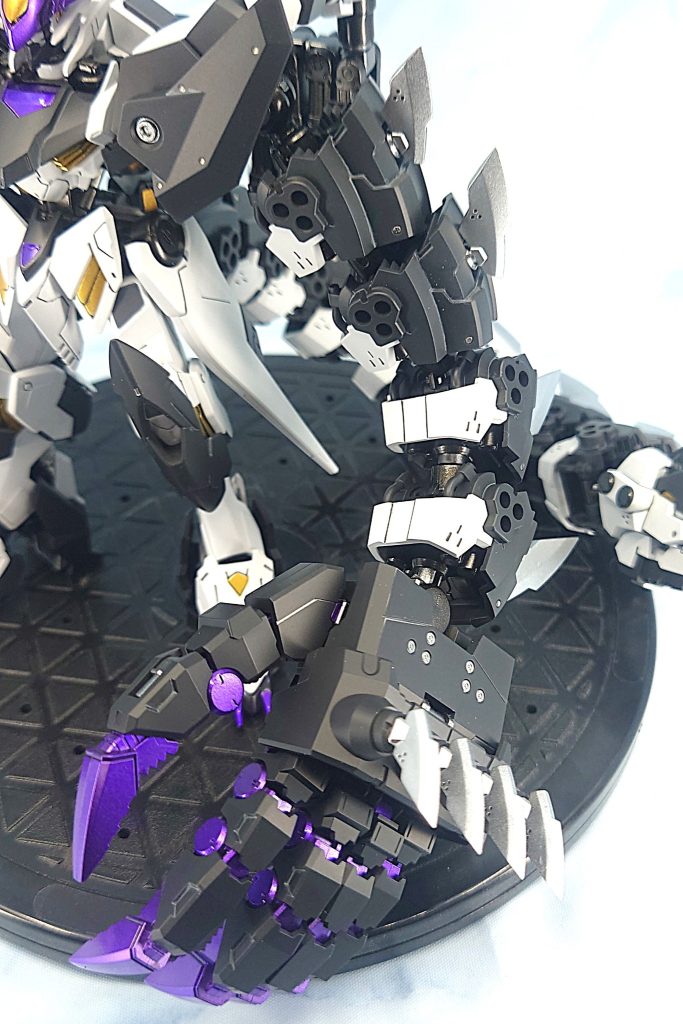 今回の目玉、ジャイアントアーム。コトブキヤのデモニックアームの紹介画像で同じくコトブキヤのヘヴィウェポンユニットのオーバー度マニピュレータとの組み合わせが掲載されていたのを見て組み合わせました。腕部はボールジョイントだと外れやすく感じたのでジョイントセットFのスペーサーに置き換えています。さらに各部にジーレップを仕込みデコレーションしました。ルプスの腕部に直接この腕を付けると恐ろしいまでに不格好でした。たまたまフレームを使いたかったという理由でザガンを使用したのですが、このおかげで胴体と適度な距離感ができたので正解でした。