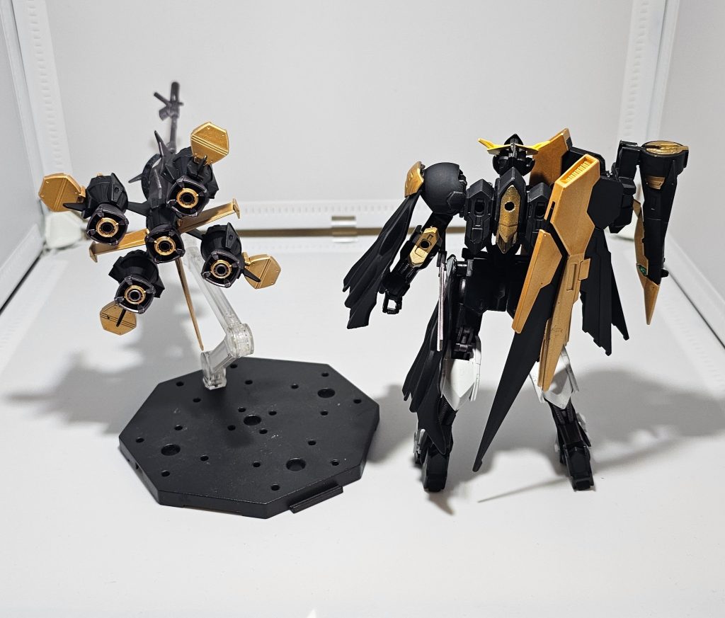 装備は金、黒、焼鉄カラー、本体は魔理沙イメージの白、黒カラーです!!魔法使いをテーマにホウキメイス、メイガスダガー(左腰)、グリモワール(右腰)、レイブンマント(右肩)、メイガスマント(左肩)を装備してます!!魔法使いイメージですが戦闘スタイルは鈍器や実弾メインの鉄血スタイルです!!