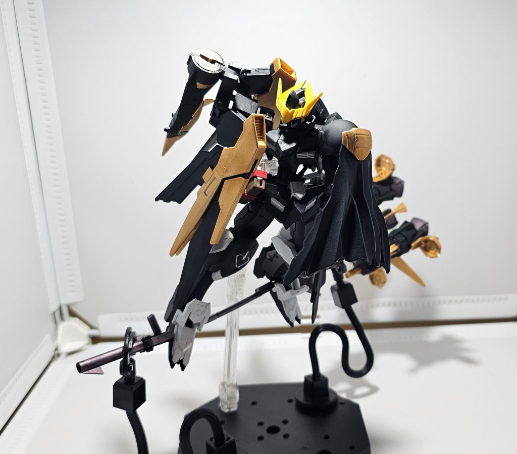 ホウキメイス(高速移動形態)ホウキメイスのカッコいい系の魔法使いにしたかったのでホウキはサーフィンスタイルです!!メイスと足裏に3mmの接続を付けたのですが上手く支えられずスタンドで支えてます...