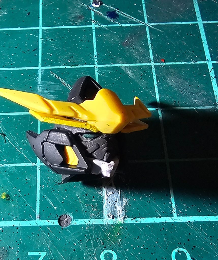 頭部はバルバトス味を残しつつ魔法使いの帽子をイメージして改造しました!!プラ板で作ったパーツを接着してます!!めっちゃ見にくいですが目も塗ってます。