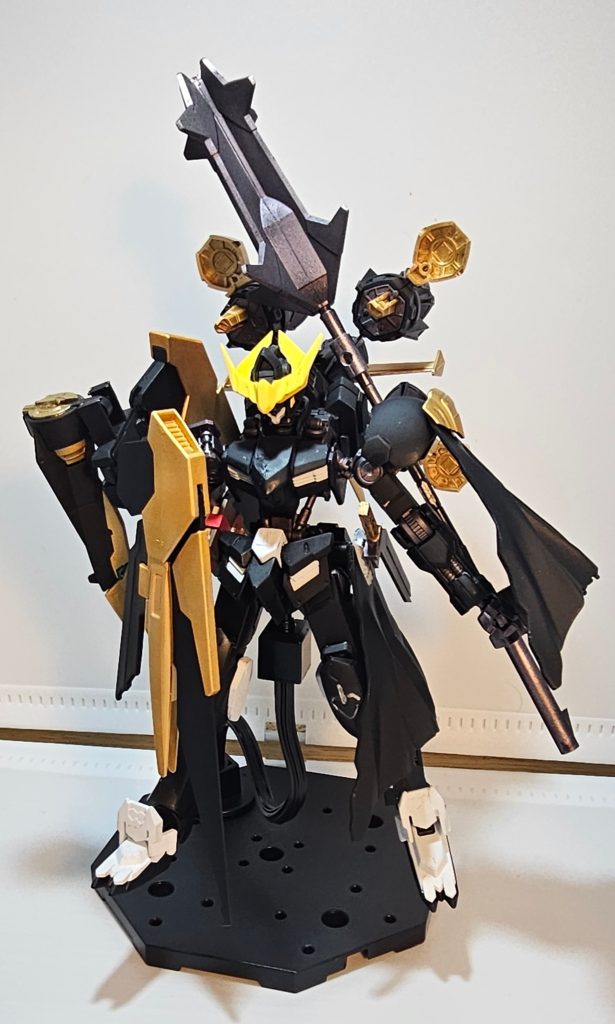 「ガンバレル装備状態」ホウキメイスからガンバレルを分離し背部に装備した状態。腰のメイガスダガーとホウキメイスをメインに戦うイメージです!!ホウキメイスは打撃だけでなく先端にバズーカが付いてます!!見えにくいのですが弾倉も付いてます!!&nbsp;