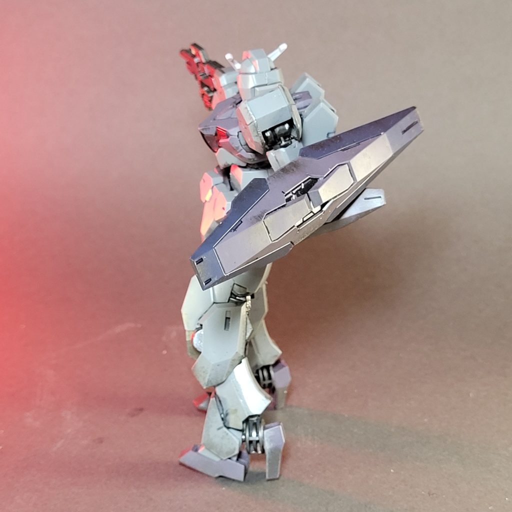 日本語: 横からのアングル。シールド側面のエッジと赤のライティング効果。