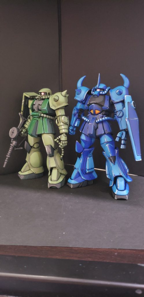 ザクと並べるのは定番ですが雰囲気でますね。ザクはリバイブ版ではなくて初期のHGです。もっさい感じがアニメ塗りに向いてると感じたので。
