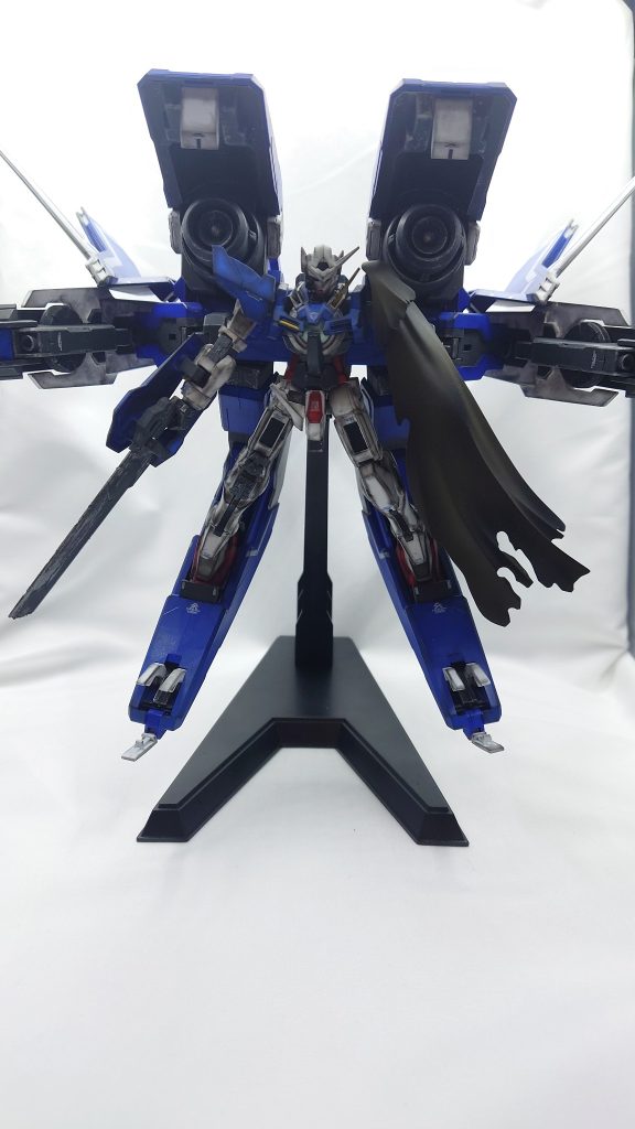 GNアームズがリアルカラーVerっていうSpecⅡみたいな色合いでして。個人的にはアニメの色合いに寄せたくて、全塗装しましたね。エクシアは成型色のままウェザリングマスターを塗りたくってます。左腕部分はM.S.G ドレスアップパーツのサイドマントを使用しました。本編より大きいけれど、ボリュームがあってオシャレかなって。