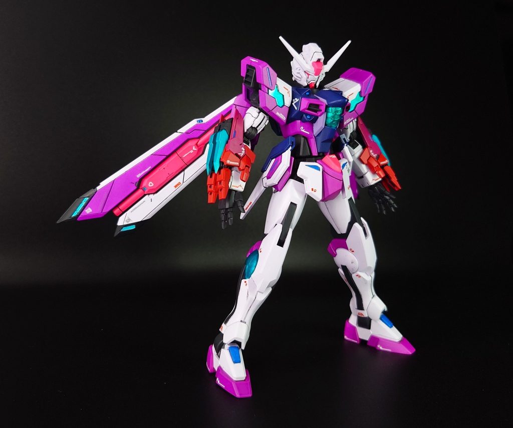 デスティニーガンダムをさらに格闘用に仕上げています。格闘MSと言えば、ということでゴッドガンダムの要素を追加しています。