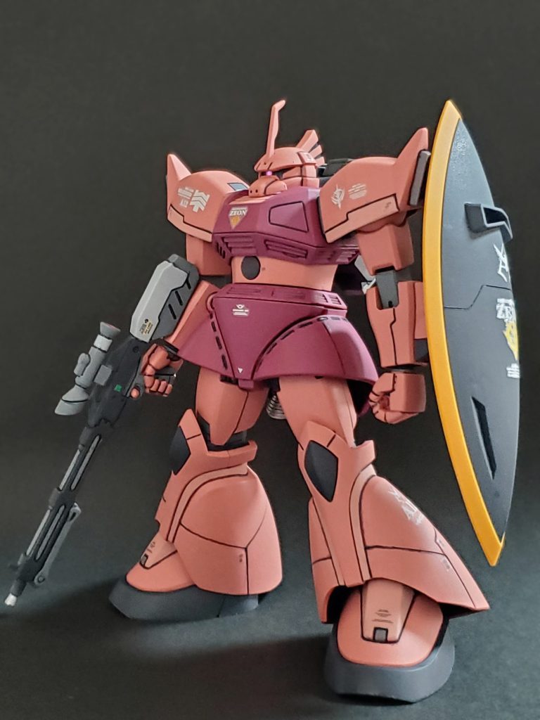 今回は私の『原点回帰』第二弾として、ガンダム２号機と共に私のガンダム好きを支えてる機体、先行量産型ゲルググ シャア専用機を製作しました😊🎵HGUCのゲルググは、これまで何機も作ってまいりましたが、その集大成として満を持して、赤い彗星versionの製作に挑みました👊✨今回の製作ポイントは…①オリジン版ゲルググの要素を加える②ガンダム２号機に並ぶためディテールの追加となってます🤭💦