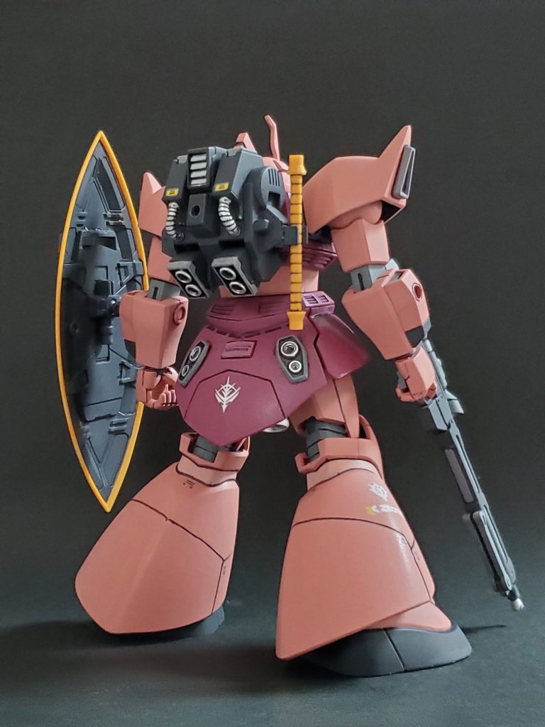 こちらが back shot になります～🙌✨今回は大御所『赤い彗星』の機体なのでカラーリングに大きな変更点はありませんが、モトッチ流で少々アレンジを効かせました🖌️🎨🟥ボディ…11 MSシャアレッド90%明灰白色10%🔴手足頭…10 MSシャアピンク⬛スリッパ、膝裏地…15 MSファントムグレー⬜関節部他…362オーシャングレー□ライフルの一部…35 明灰白色塗装は変わる事なく筆塗り全塗装となります😎👍️仕上げは艶消しスプレーでマット仕上げです🖌️そして苦手なスジ彫りも、いつもより頑張って多く入れました👍️✨でも皆様と比べると皆無に等しいです～🤣💦
