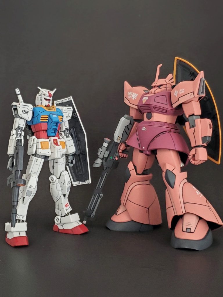 本日最後の一枚は『原点回帰』の両雄のツーショットとなります📸✨今回もハードなアクションシーンの連続でしたが、塗装ハゲも起こさず二人ともよく頑張ってくれました～👍️🎶また今回ご紹介出来ませんでしたが、この投稿をするために旧キット『エルメス』と『コア・ブースター』を新規で製作いたしました🤭💦突貫だったので雑な点がございましたら申し訳ないです🙇💦これにて私の100作品投稿突破記念の『原点回帰』スペシャルは終わりとなりますが…ファーストガンダムを追うように描いてきて、ここで一つの欲が生まれてきました🤔💡それは…『一年戦争最後のア・バオア・クー戦も描きたい❗』であります🙌🎶なので急遽ですが次回は『原点回帰』第三弾‼️ファーストガンダムのラスト部分を描きたいと思います😌✨そんな訳で、今回も長い妄想ダダ漏れ作品に最後までお付き合い下さり、ありがとうございました😊次回もご覧頂けたら嬉しいです🙇☘️