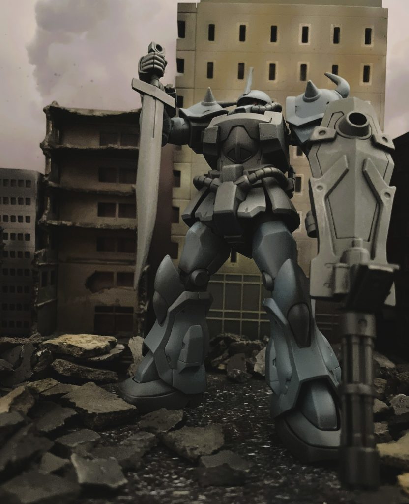 下からのアングルです。アニメ版のグフはヒートロッドが印象的ですがグフカスタムは白兵戦モビルスーツとしての本領を発揮し、ソードを駆使した近接戦闘が際立っていました。