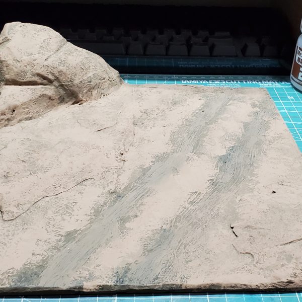 ①モデリングペースト→モッドポッジ(つや消し)→黒サフ②ウェザリングペースト③ウェザリングカラー④銅線をねじって樹木作成　配置と枝振りを調整（3枚目）