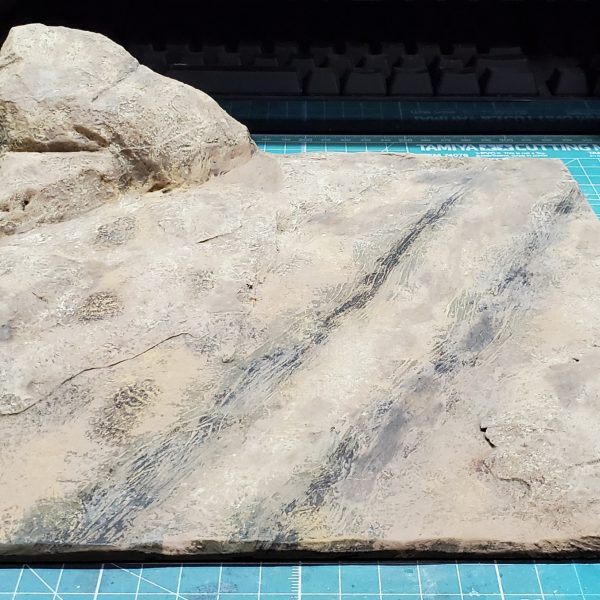 ①モデリングペースト→モッドポッジ(つや消し)→黒サフ②ウェザリングペースト③ウェザリングカラー④銅線をねじって樹木作成　配置と枝振りを調整（4枚目）