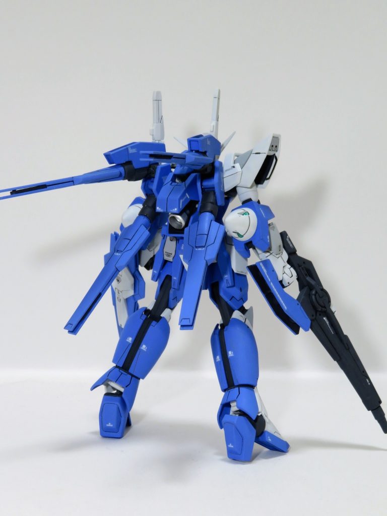 青：エアリアルブルー白：GQuuuuuuXホワイトライトグレー：明灰白色 三菱系 日本海軍機色グレー：ファントムグレー緑センサー等：GXメタルグリーン青センサー等：GXメタルブルーバーニア：クロームシルバー（タミヤ）サーベルエフェクト：スーパーシャインシルバー→クリアブルー
