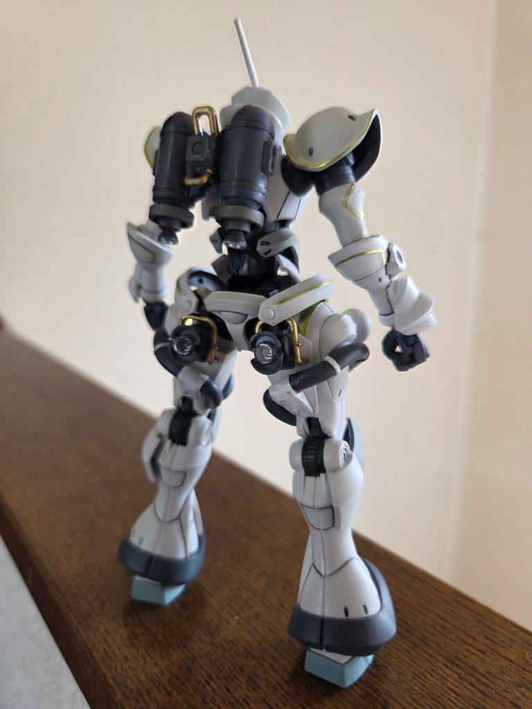 差し色の金色がエモいですね。。