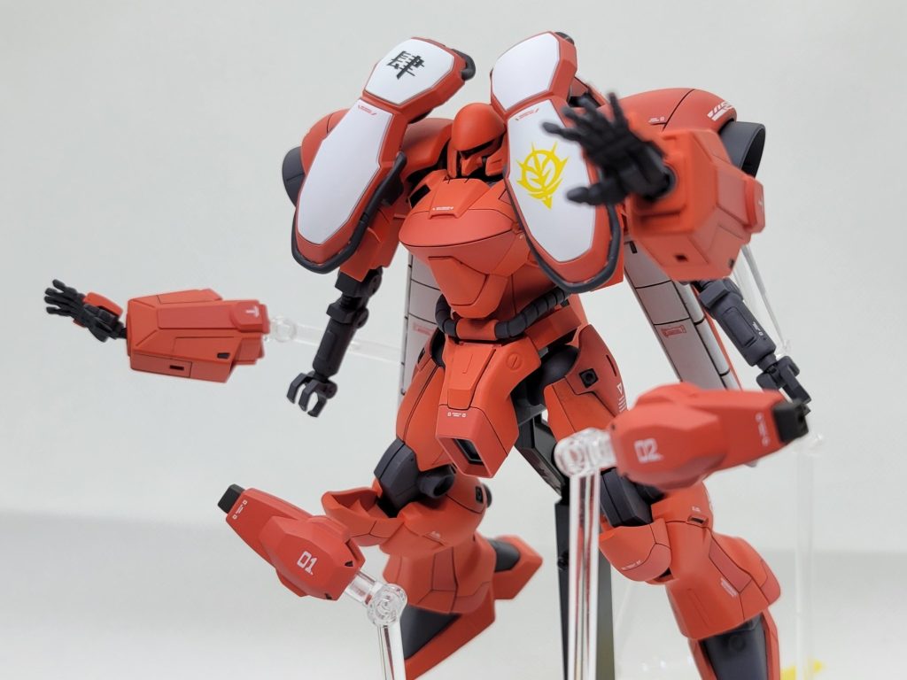 バックパック、腕部の準サイコミュ兵装を展開して、機動力を活かして敵をかく乱して戦闘を行います。