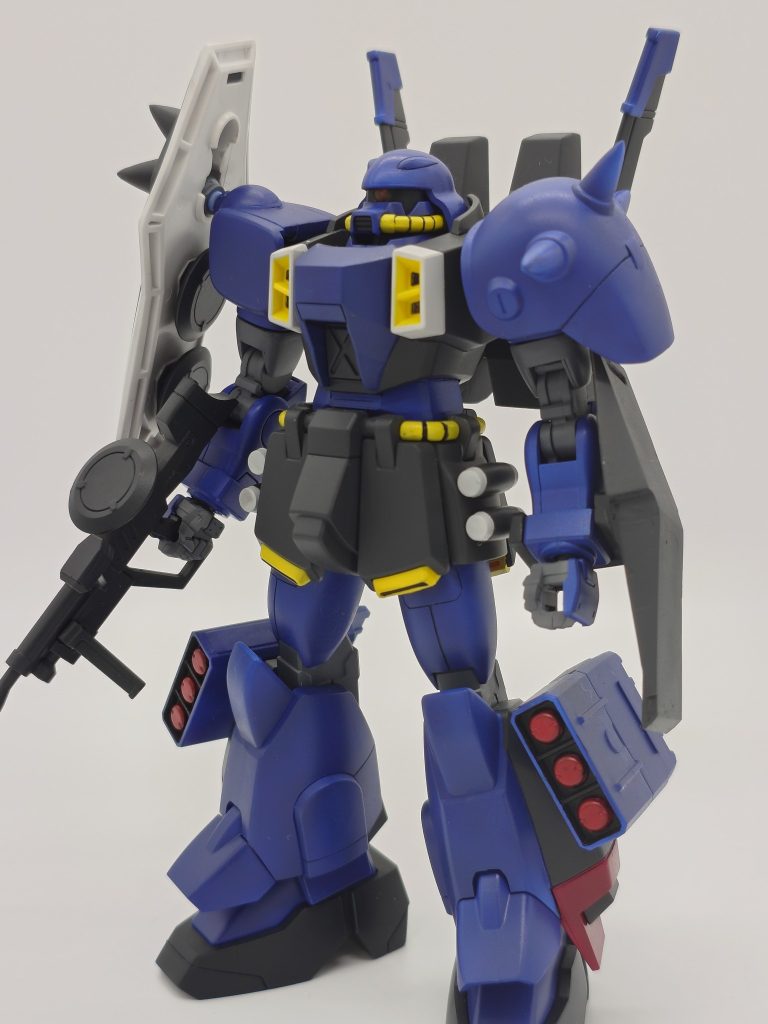 全体像。脚部周りを延長して最近のキットと近いサイズ感にしています。古いキットですが、元キットが割と優秀なので肩の接続と膝関節はそのまま使ってます。