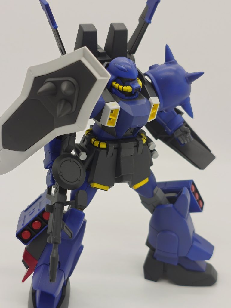 スパイクアーマーはHGUCハイザックのパーツを使用。ハイザックに倣ってシールドとスパイクは左右逆にしました。ミサイルは腰に付けるつもりでしたが、ハンドグレネードがもったいないので脚部に