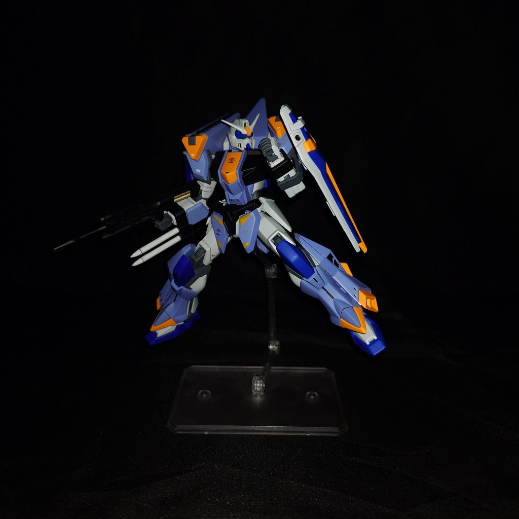 アームクローを外してシールドを装備させました。シールドに変えるとSEEDのアサルトシュラウドっぽく見えるのでうまいことデザインされてるなと思いましたね。