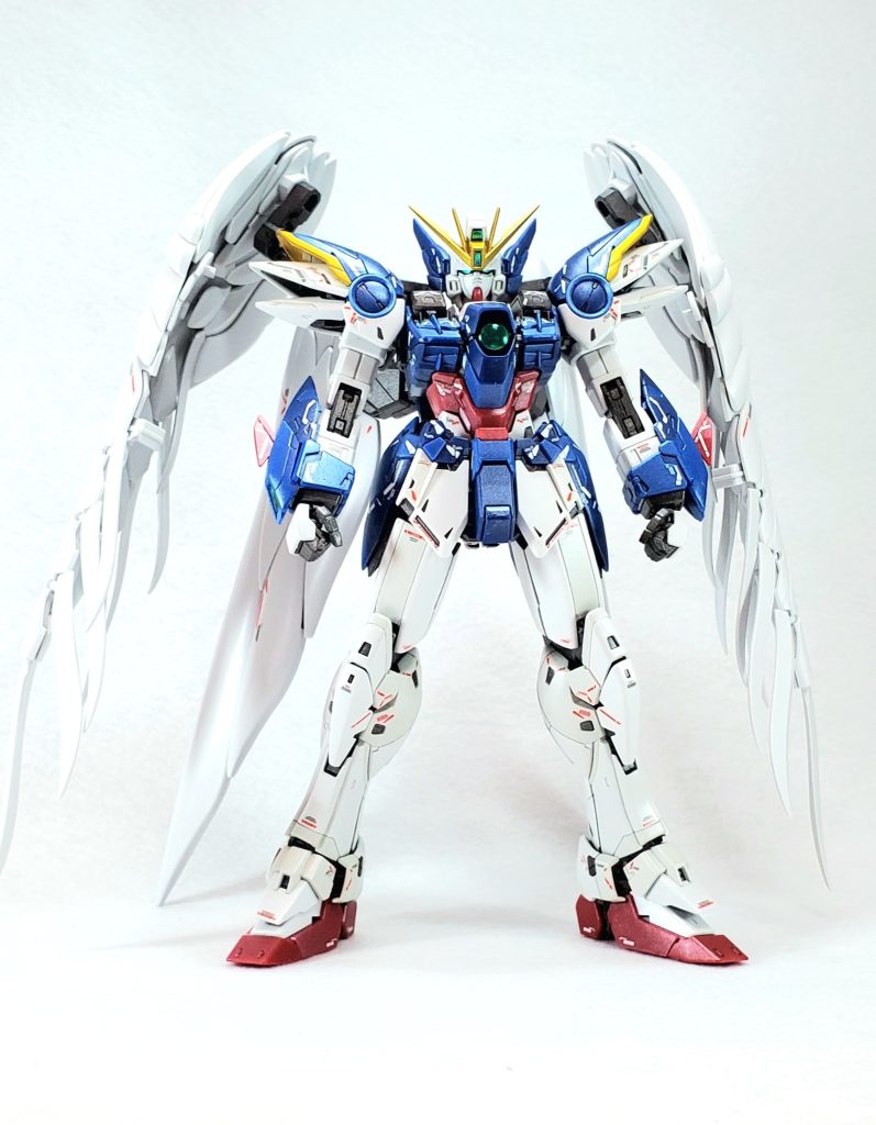 基本はスプレー塗装で白　タミヤパールホワイト　インシグニアホワイト青　赤　パールクリヤー黄　ゴールドの上に水性クリアーイエローフレーム　焼鉄色半光沢仕上げ世代的に黄色のパーツはゴールドにしたくなっちゃいますね。