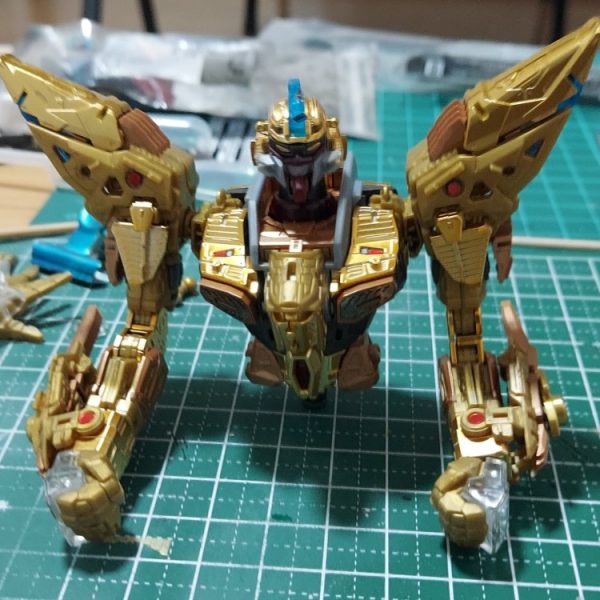完成と云ってもフレームの話です。頭部と肩部を作り、両腕、胸部と合体。頭頂と肩のスラスターはクリアーパーツをクリアーブルーで塗装しています。半光沢のトップコートを吹いたら少々くすんでしまったので、やはりクリアーパーツには光沢の方が良さそうです。ツインアイはゴールドとクリアーの選択式になっています。額のセンサーの下段は、貼ろうとしている間に失くなってしまったので、メタリックシールの余剰部分を使って貼っています。少し面積が大きくなっても粘着力の弱さは変わらないので、その後は最初からタミヤセメントを使って貼っています。十分に乾かす時間が必要となるため、作業が中断せざるを得ないのはもどかしいところです。ついでにハンドパーツをまとめて製作しました。可動指は曲げようとするとやはりポロポロと外れてしまいますが、ビームサーベルを持たせられるのはこの可動指の付いたハンドだけなので、作らないわけにもいかず。平手が付いているのはいいですね。 (1枚目)
