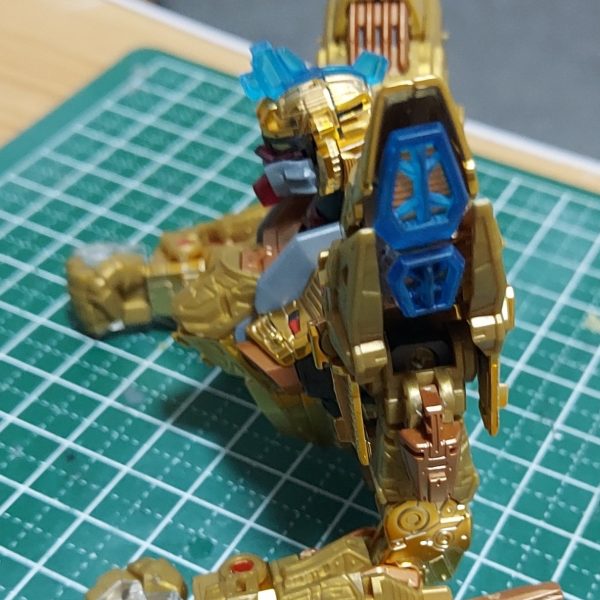 完成と云ってもフレームの話です。頭部と肩部を作り、両腕、胸部と合体。頭頂と肩のスラスターはクリアーパーツをクリアーブルーで塗装しています。半光沢のトップコートを吹いたら少々くすんでしまったので、やはりクリアーパーツには光沢の方が良さそうです。ツインアイはゴールドとクリアーの選択式になっています。額のセンサーの下段は、貼ろうとしている間に失くなってしまったので、メタリックシールの余剰部分を使って貼っています。少し面積が大きくなっても粘着力の弱さは変わらないので、その後は最初からタミヤセメントを使って貼っています。十分に乾かす時間が必要となるため、作業が中断せざるを得ないのはもどかしいところです。ついでにハンドパーツをまとめて製作しました。可動指は曲げようとするとやはりポロポロと外れてしまいますが、ビームサーベルを持たせられるのはこの可動指の付いたハンドだけなので、作らないわけにもいかず。平手が付いているのはいいですね。 (3枚目)