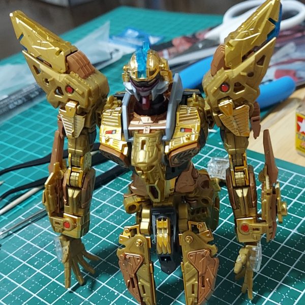 続けて腰部を組みました。このキットはオモテに出る部分はほとんどアンダーゲート仕様になっており、コーティングのせいかヒケも全然ないので、バリ処理などの表面処理が必要なく、サクサクと進みます。説明書は丁寧に一つ一つのパーツの成型色が記されて(メカニカルクリア版は色が多少違うけど)ランナーを探しやすくなっているので、実は初心者にも向いているのではないかと思います。なので、この週末で脚部も作ってしまえそうです。また、百均ショップで皿立てを購入しました。ランナーを立てておけるので、作業効率が上がります。これはダイソーで6枚立てられて220円でしたが、4枚用もあり、そちらはたぶん110円でしょう。 (5枚目)