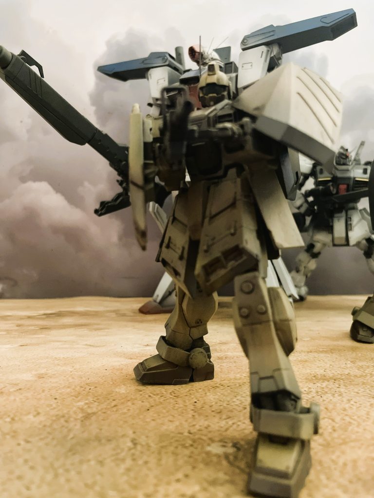 陸戦型ジムのアップです。バックパック、スカートアーマーの大型化と同時に手首の極小化をテーマに微修正しています。長年気になっていたボディに比して大きすぎる手首を調整しました。ジャーマングレーシャドーの上にデザートイエローを吹いて、ウェザリングカラーのマルチブラックで強めに汚しを入れています。ボディと足底をレッドブラウンで着色しています。アンテナは0.3mm真鍮線です。