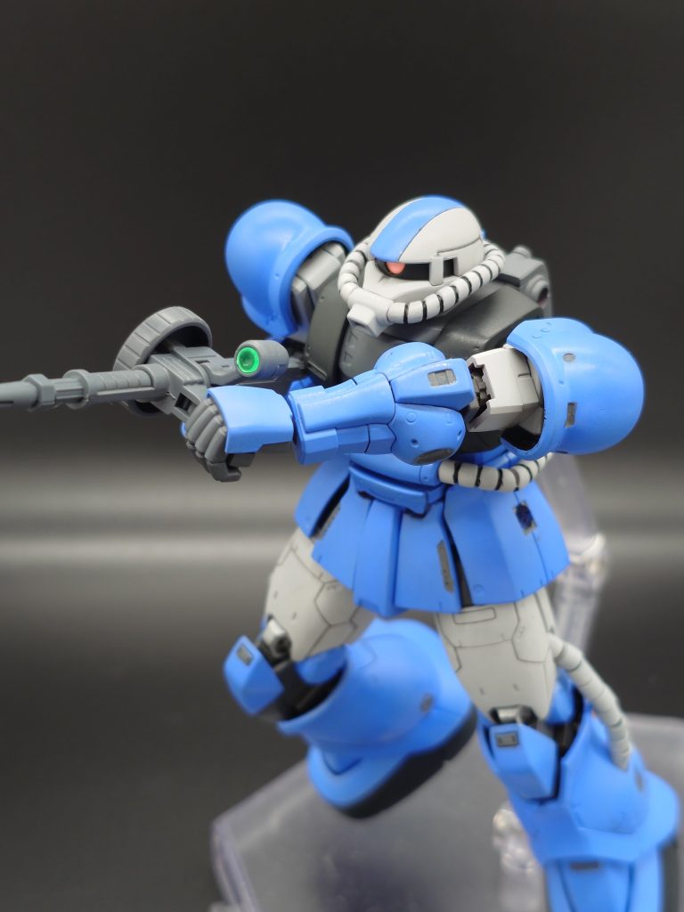 装備１初期型のザクマシンガン。個人的にこのデザインのマシンガンが一番好きなのでHGUCザクⅠのものを採用。