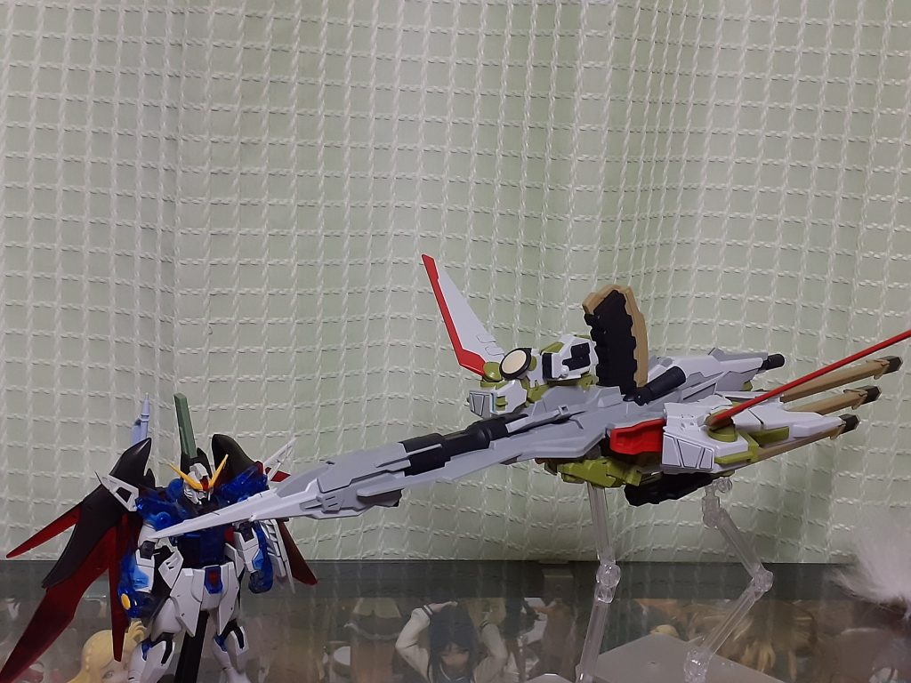 デスティニーと並べても想定より大きかった。このデスティニー（ソリッドクリア）も元々2019年のTHE GUNDAM BASE POP-UP in AOMORIで買ったデスティニー（クリアカラー）がベースなので7年越しに2回分のTHE GUNDAM BASE POP-UP in AOMORIのキットが合体したのは感慨深いです