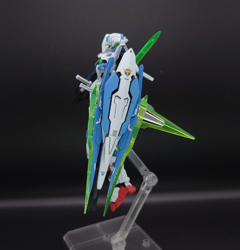左手にはクアンタのショルダーアーマーをシールドとして改造したGNシールドPを装備しています。GNドライブが内蔵されているので接続されている武装には安定した粒子供給が可能となっています。