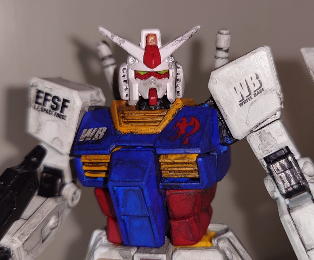 　アムロ・レイ機を想定してデカール貼りました　コクピットハッチの汚れがいいですね　ウォッシングは便利な手法です