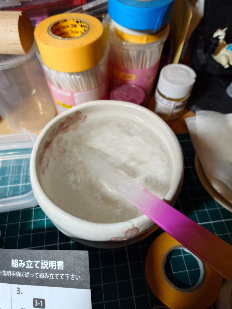 作品名：ガラスヤスリ<p>ガラスヤスリについたプラスチックのカスは水で洗い流すと効率的に落ちますが、下水処理場では分解されず、最終的には海洋プラスチックゴミになるかな？　考えすぎですか？　でも考え直した方がいいかもしれない… 　どう思われますか？</p>
