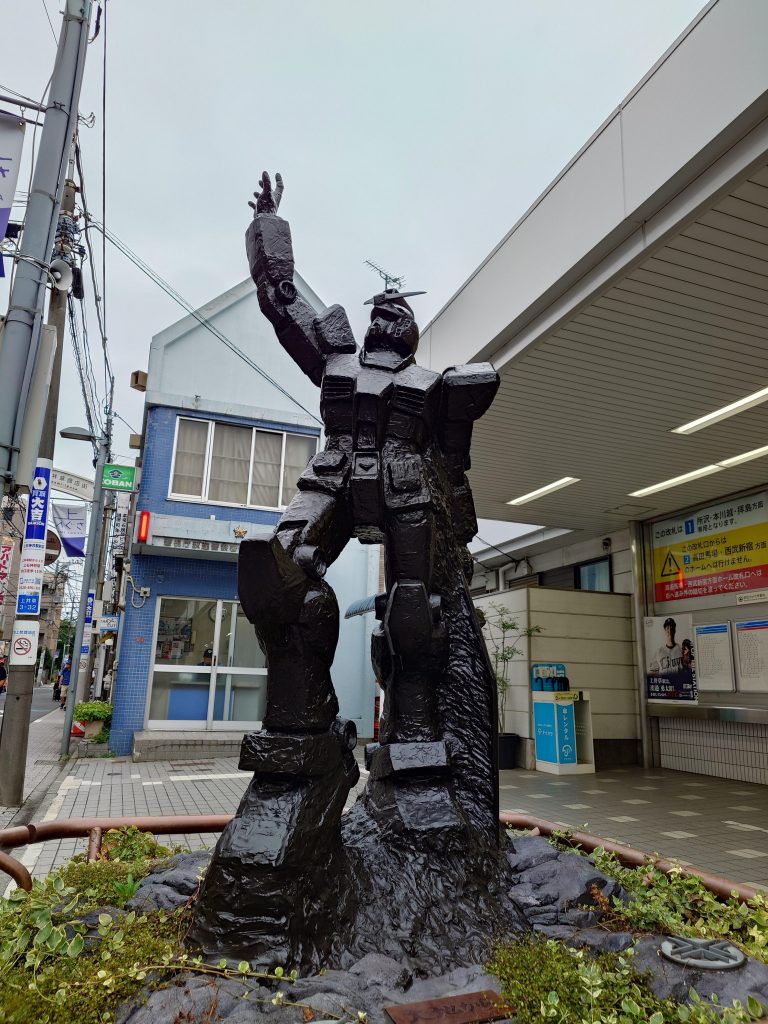 作品名：上井草のガンダム<p>　西武新宿線・上井草駅前のガンダム像、久々に拝見　午後から、先の駅で用事あるので立ち寄りました　西武新宿線沿線は、昭和の雰囲気ある街並みで、都会に疲れたオジサンにはホッとする感じです 　発車ベルもガンダムやった</p>
