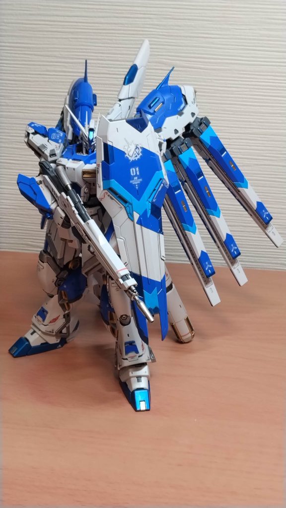 このキットで紫だった場所を100均のアクリルマーカーで色変えてます。アクリルマーカーは初めて使いましたが、かなり使い勝手が良いのでオマケでブルーメタリックをくどく無い程度に一部に追加して見ました。後はガンダムマーカーのレッドゴールドでスラスターなど塗ってみました。この色は仕事の先輩に教えてもらったのですが、個人的にかなり好みでした。先輩ありがとうございます！