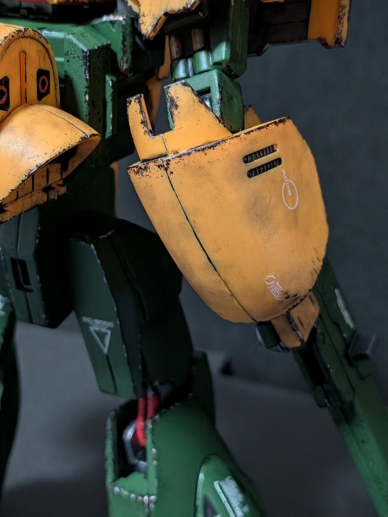 脚部の動力パイプは水性アクリルマーカーメカレッドで塗装しました。