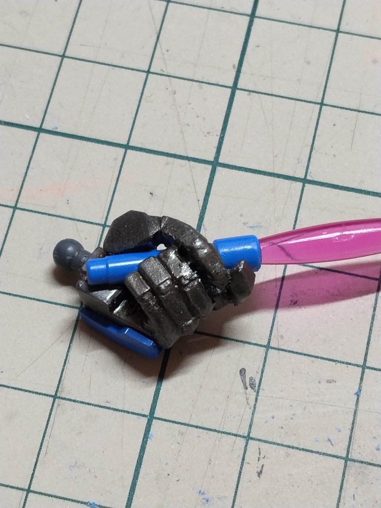まずビームサーベルの持ち方を変更しました。切って貼って削って縦持ちの形を作りました。