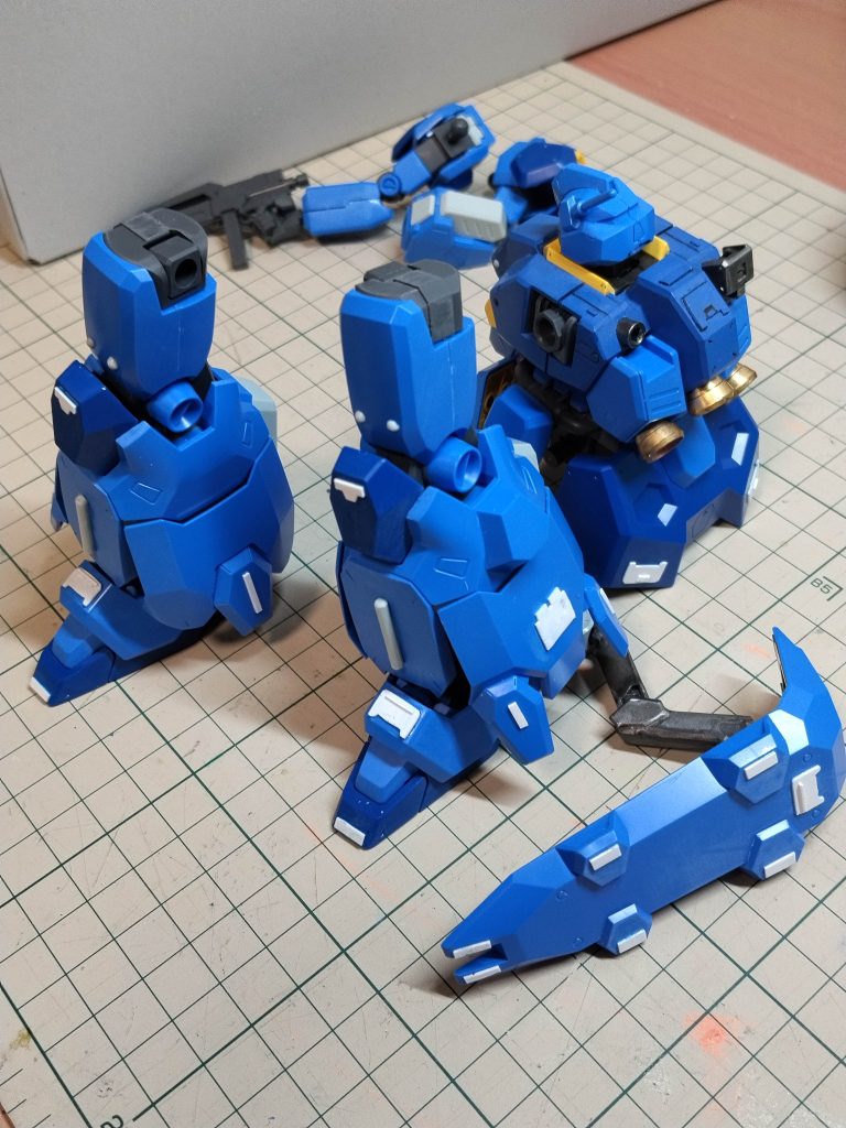 プラ板は結構貼り付けました。しかしスジボリはイメージが出来なくてほとんどやっていません。なので100均のデカールシール貼ってます。