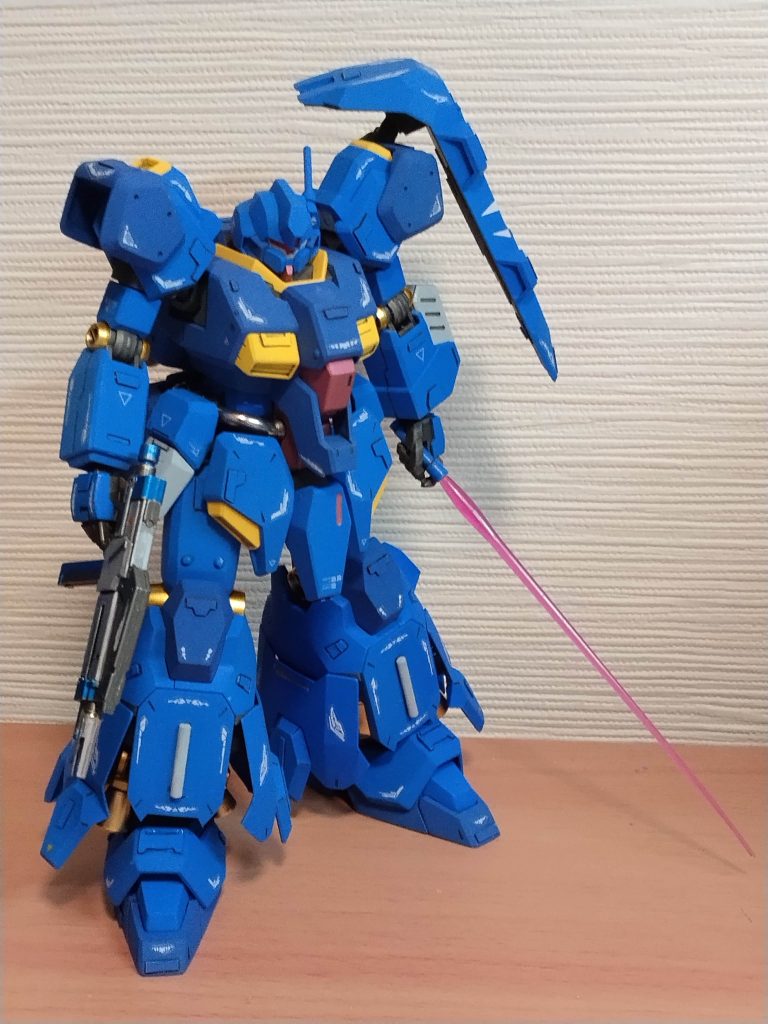 塗装は100均のアクリルマーカーペン青がその物ズバリの色だったので配色は変えずに塗りましたが、前回作ったHi-νガンダムの影響？で関節部にゴールド入れてみました。それと黒のフレームに使った100均のメタリックブラック（黒鉄色？）がかなり好みでした。