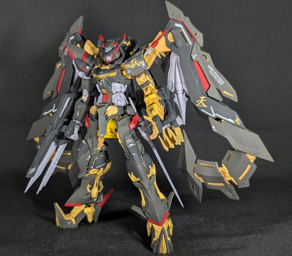本キットは装甲がグロスインジェクションでテカテカなんですが、個人的好みでつや消しに、結果、黒、金、赤とかなり好みの雰囲気になり大満足（笑）