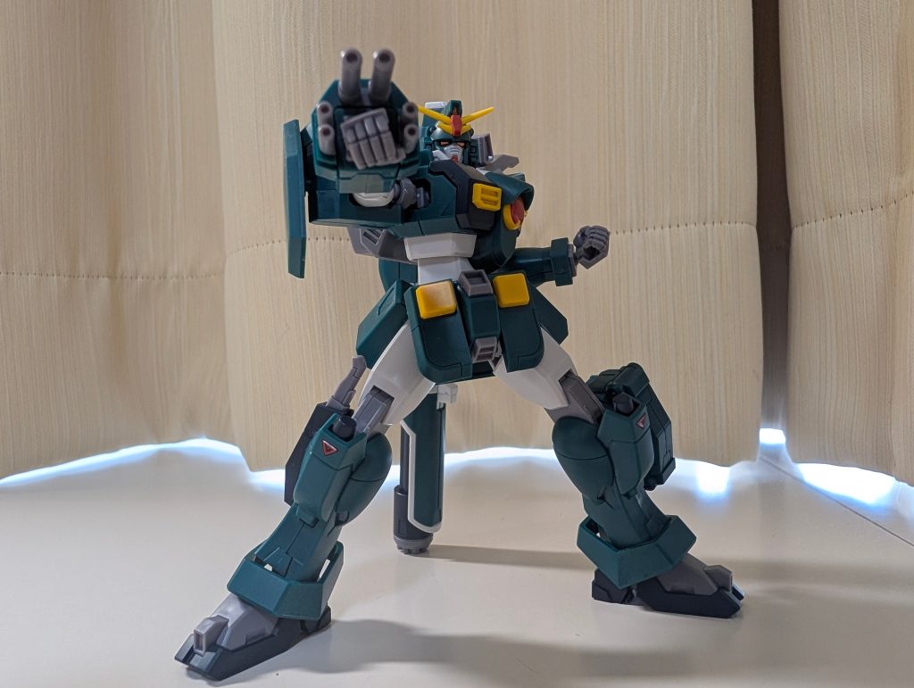 グレネードランチャー全身武器庫系ガンダムのレオパルドらしく内蔵武器は豊富です。右前腕のグレネードは前側にスライドするようになってます。&nbsp;