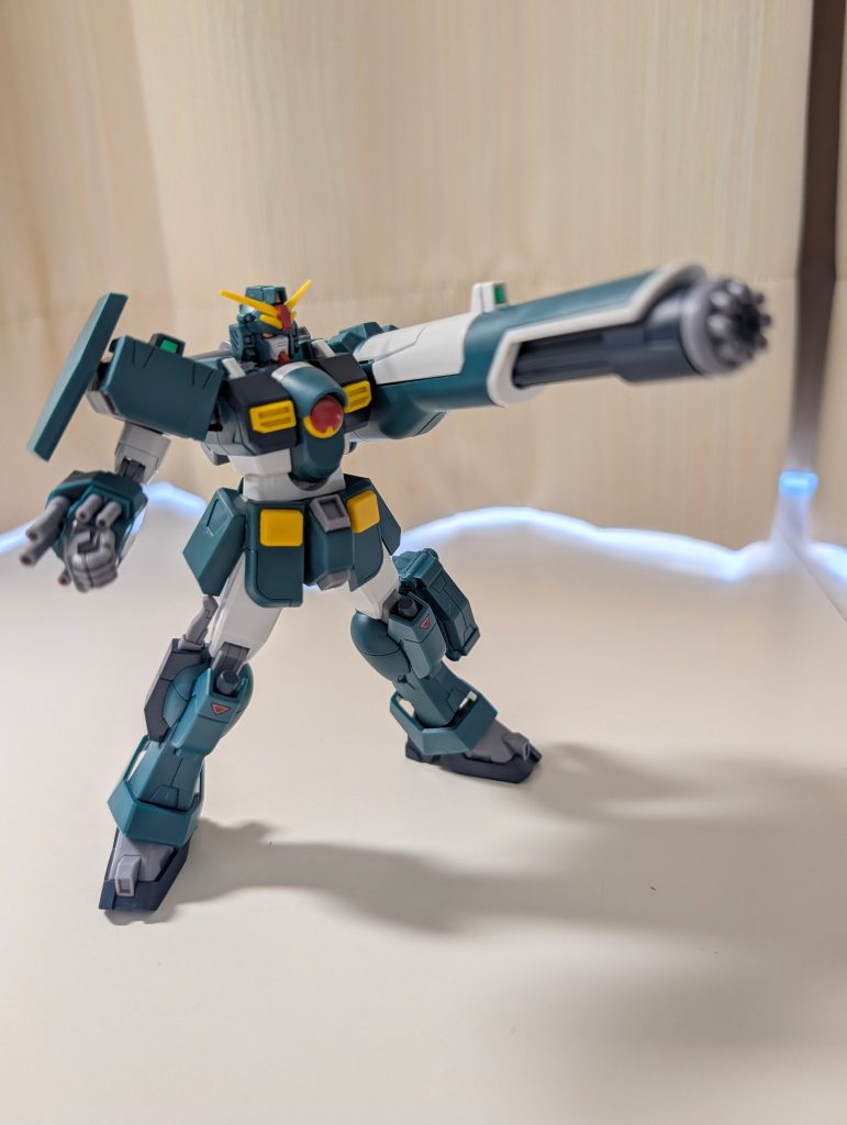 インナーアームガトリング最大の特徴であるインナーアームガトリングもしっかり再現、左腕全体を収納するギミックも差し替え無し再現されてます、引き出し関節やバックパックがスライドする事でこの状態でも角度変えたり等結構動かせるのも特徴です。