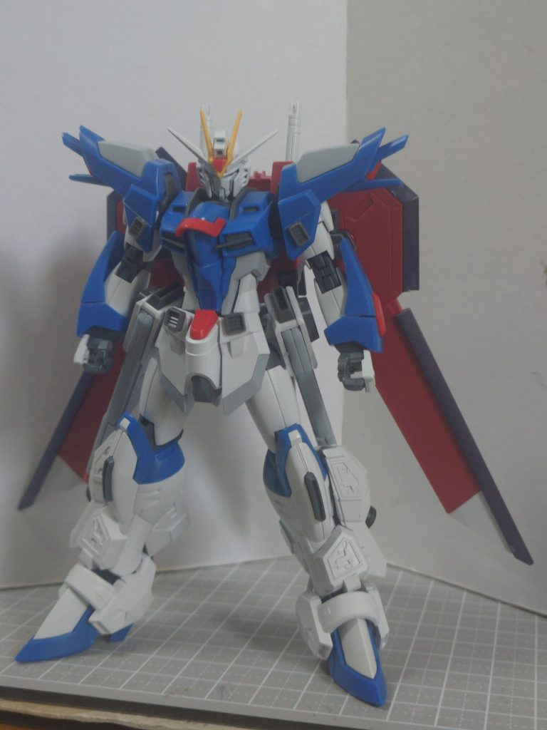 試行錯誤中、脚にボリュームが欲しかったので万博ガンダムのパーツを付けてみたのですが、何だかイマイチ脚が短く見えるのでボツにしています。