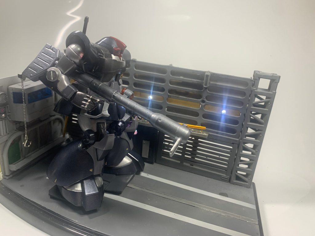 別角度からのショット。ドムの塗装はプロトタイプ風にしてみました。