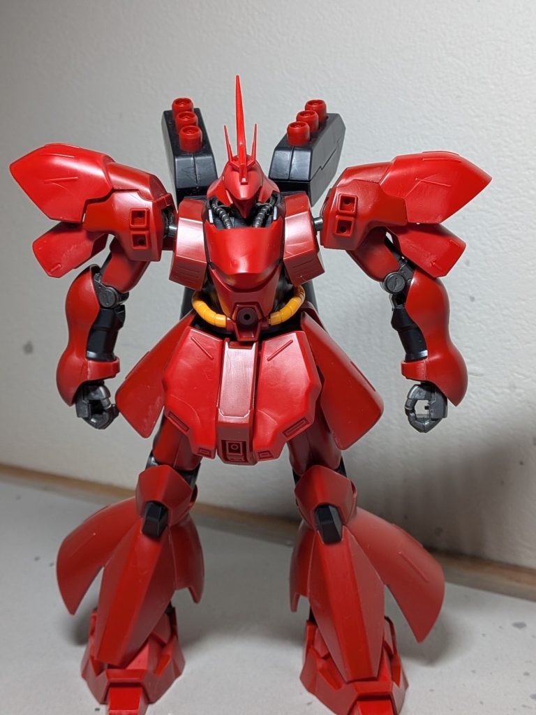 HGサザビーは、RG、MGに比べのっぺりとした印象ですよね。太ももも細くガニ股に見えます。盾のエンブレムがシールなのも気になりました。🤔&nbsp;