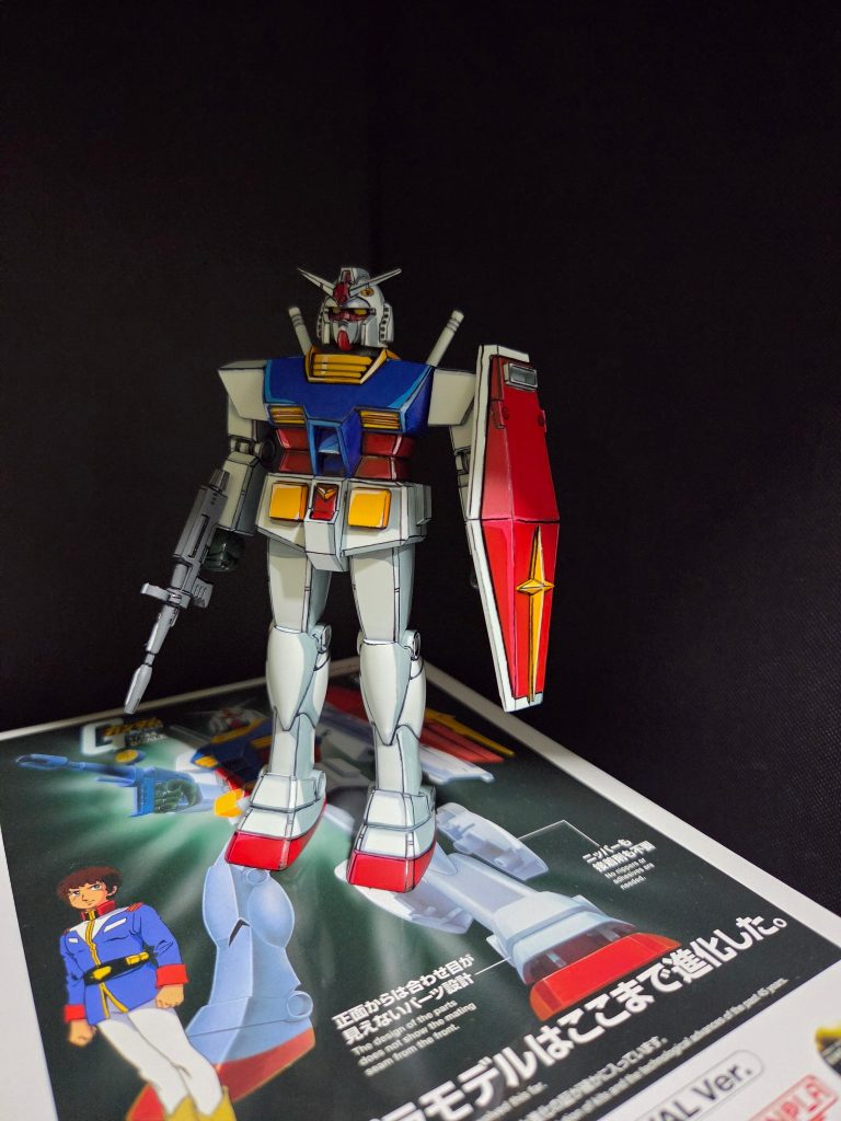 箱絵には似てないですね。作りやすく、色分けもされていて合わせめ処理しなくても完成する、進化を実感するためのガンプラのようです。