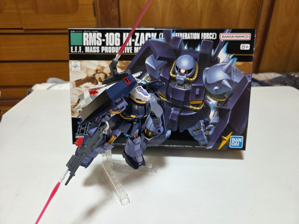 武装はザクマシンガン改の代わりに｢サーベルライフル｣、シールドブースターAに取り付けられた｢ビームコンポイザー｣そして、サーベルライフルの先端に付けられた｢ビームサーベル｣の3つである。
