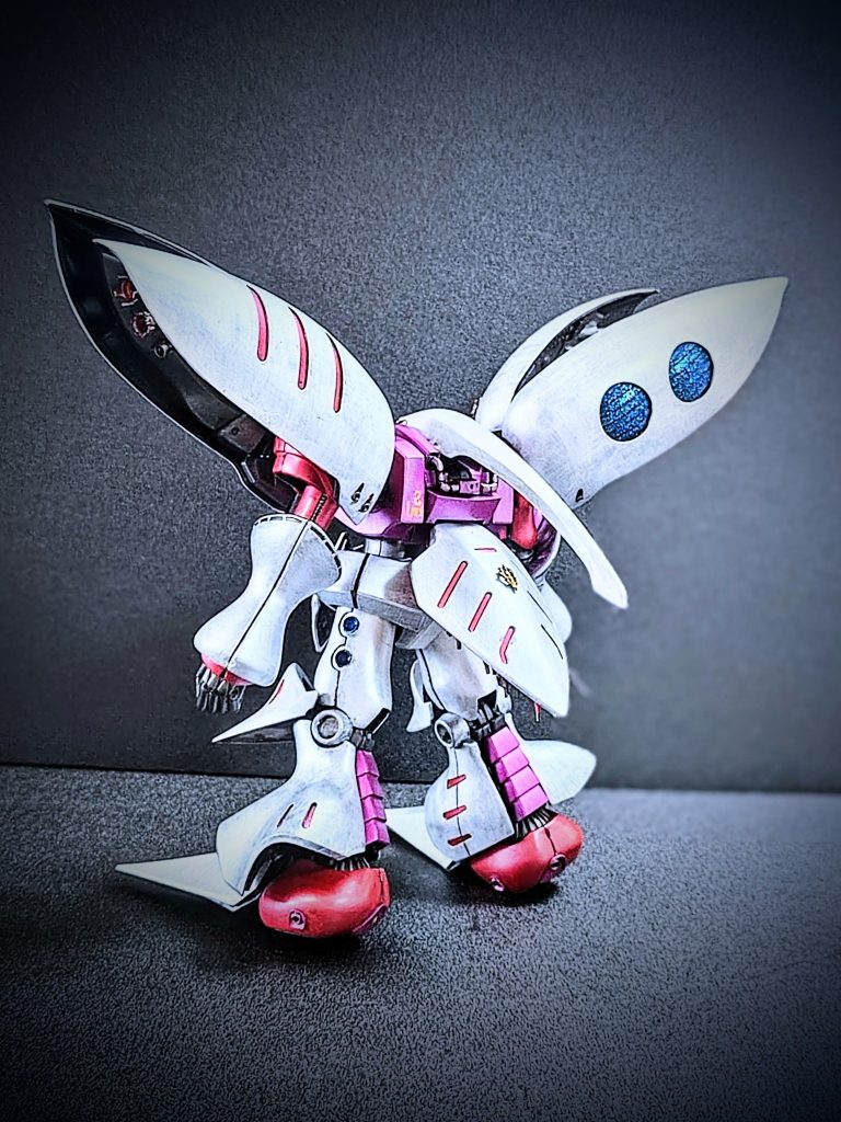 背面カット（別アングル）。キュベレイの神々しい美しさを強めるめく、エンブレムと肩バインダーの青いパーツにはクリアに混ぜてラメを塗ってキラキラ感を増しています。